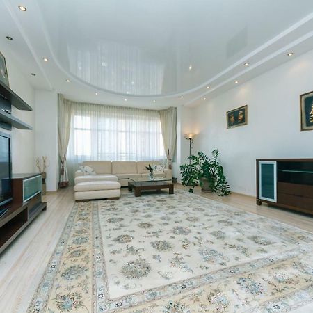 3 Комнатные Апартаменты В Центре Печерска Kyiv Exterior photo