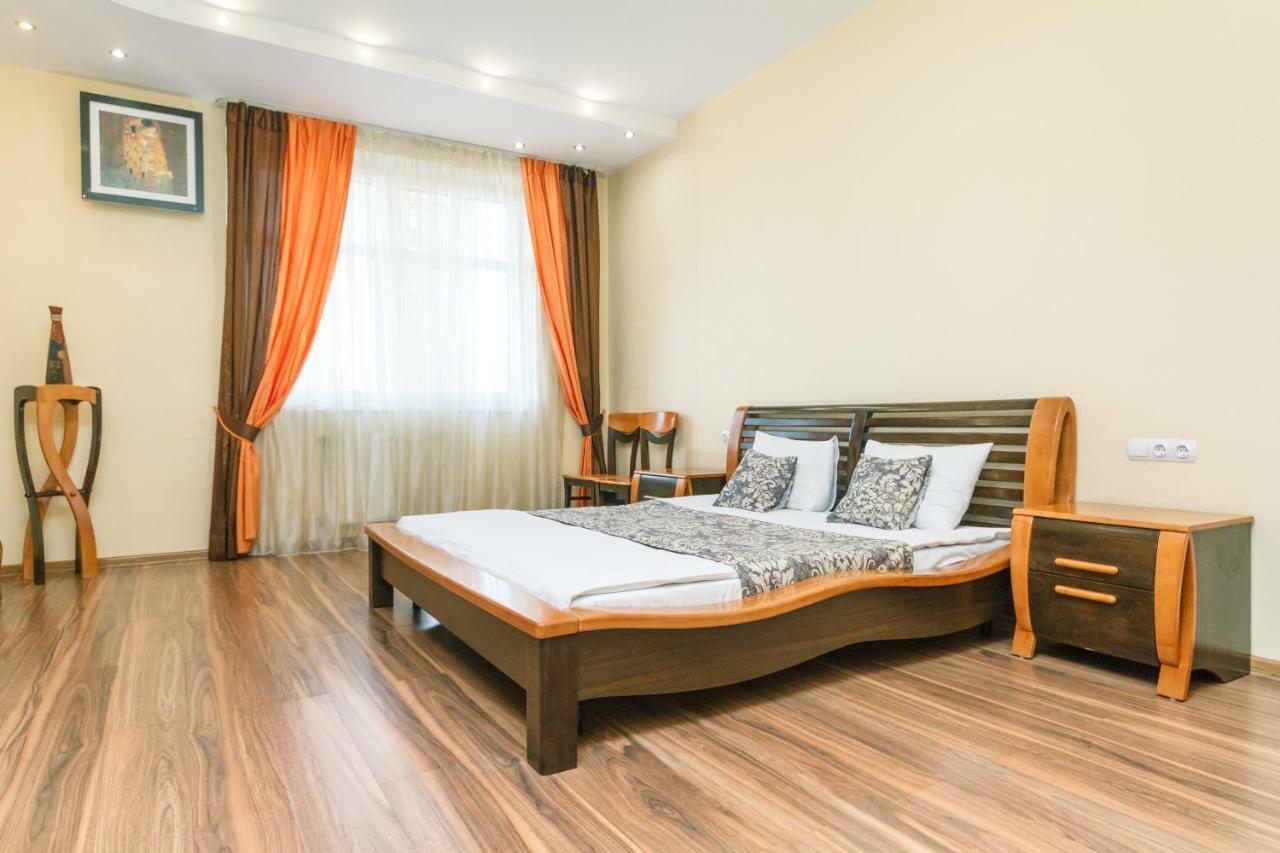 3 Комнатные Апартаменты В Центре Печерска Kyiv Exterior photo