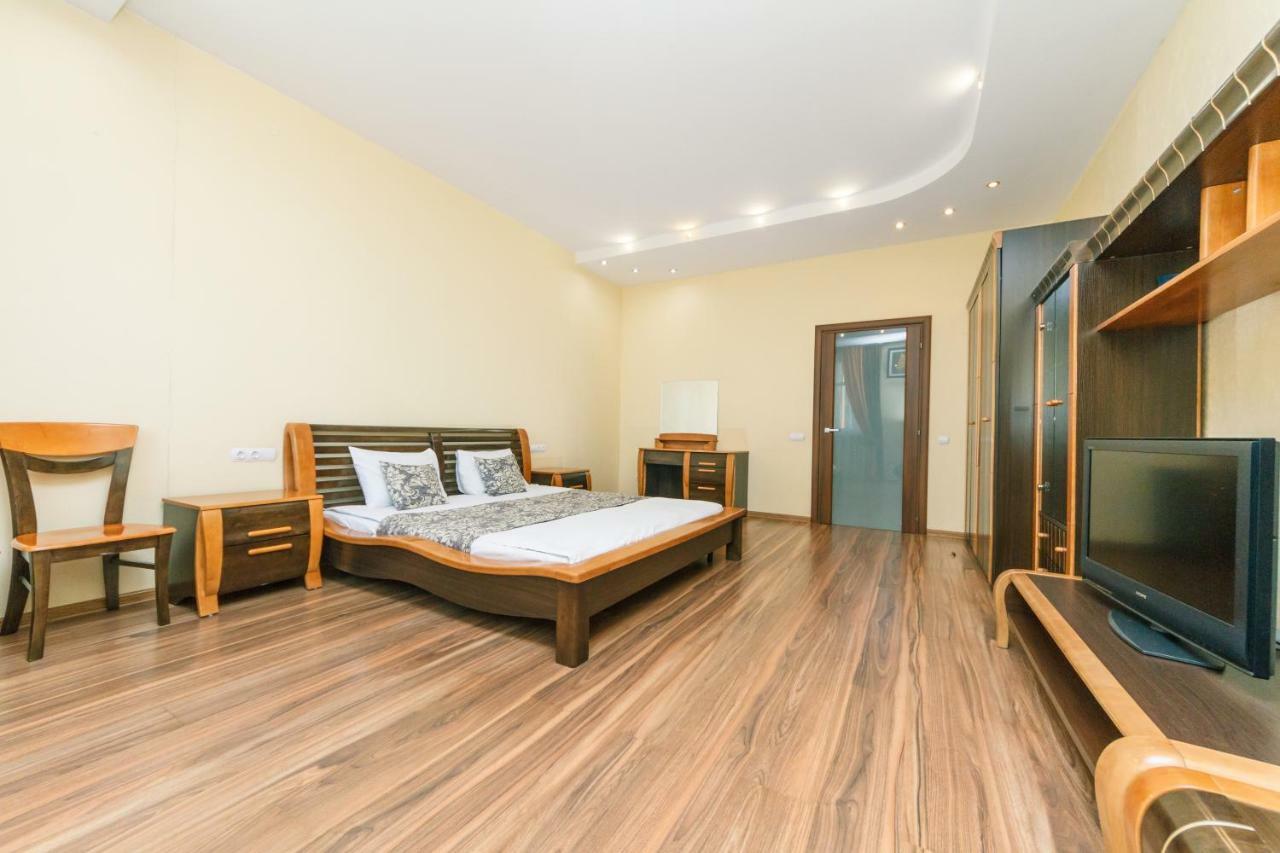 3 Комнатные Апартаменты В Центре Печерска Kyiv Exterior photo