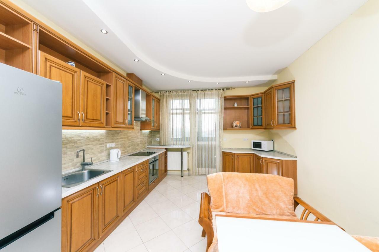 3 Комнатные Апартаменты В Центре Печерска Kyiv Exterior photo