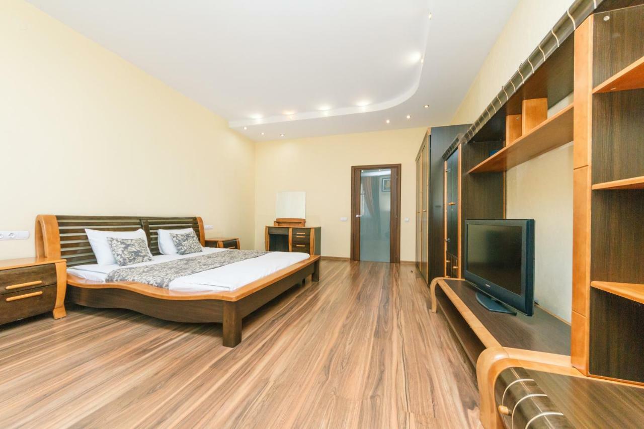 3 Комнатные Апартаменты В Центре Печерска Kyiv Exterior photo